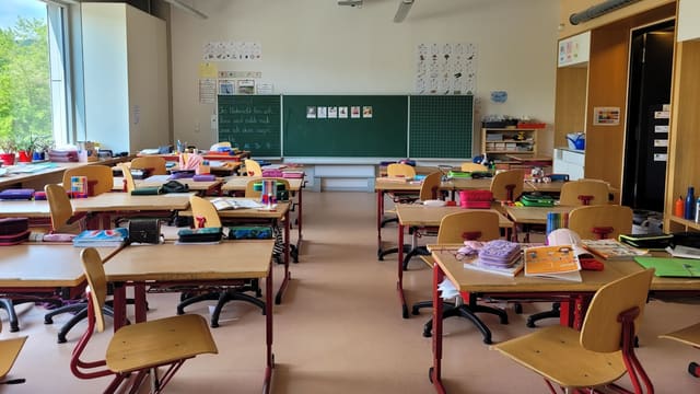 A classroom filled with lots of desks and chairs
