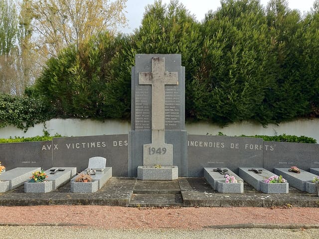 Monument aux victimes de Canéjan mortes dans l'incendie de 1949