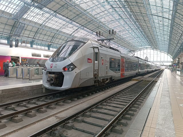 Régiolis Z51513 de la région Nouvelle-Aquitaine en gare de Bordeaux St Jean
