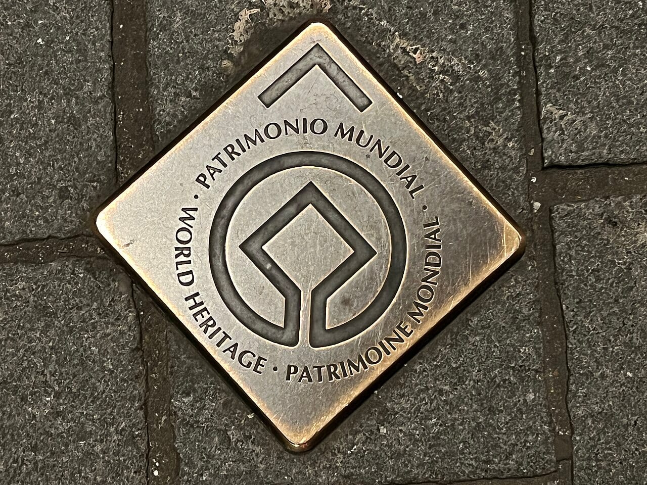 Panonceau Sol du Patrimoine Mondial de l'UNESCO, place Pey Berland, Bordeaux.