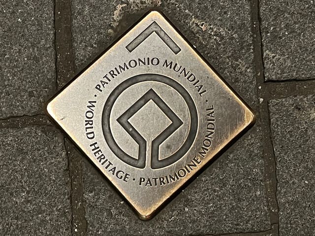 Panonceau Sol du Patrimoine Mondial de l'UNESCO, place Pey Berland, Bordeaux.