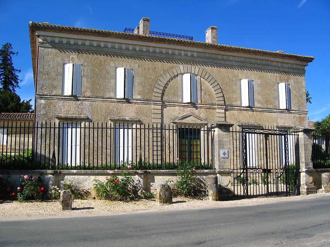 Façade extérieure de la Maison Rateau (aussi dite Maison Bouliac) dans le Haut-Langoiran (Langoiran, Gironde). Bâtiment inscrit aux Monuments Historiques en 1999.