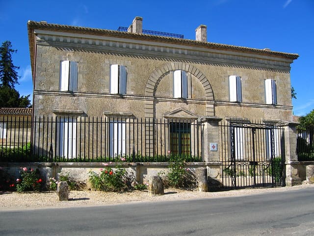 Façade extérieure de la Maison Rateau (aussi dite Maison Bouliac) dans le Haut-Langoiran (Langoiran, Gironde). Bâtiment inscrit aux Monuments Historiques en 1999.
