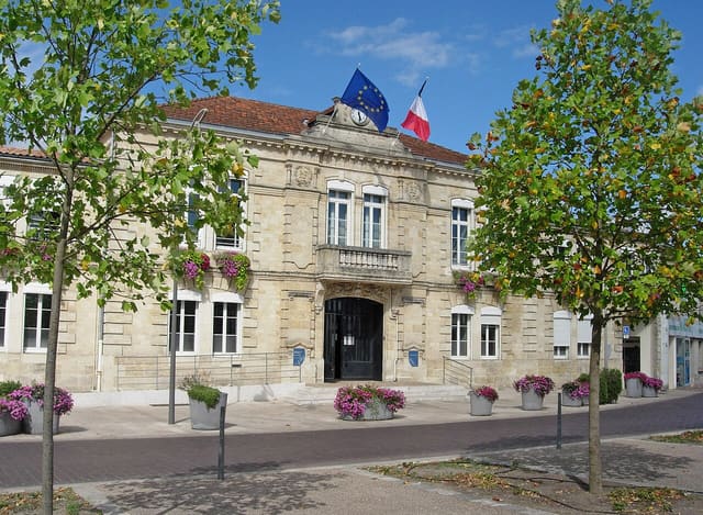 Vue de la mairie du Bouscat, en Gironde.