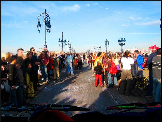 Carnaval des Deux Rives, Pont de Pierre (Bordeaux, Gironde, France).