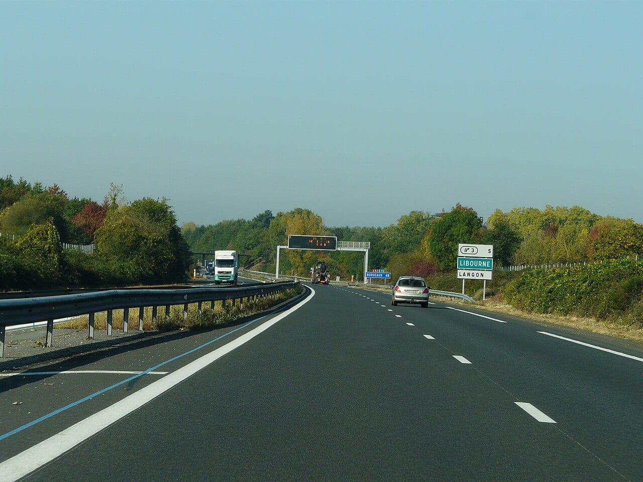 L'autoroute A62 en direction de Bordeaux, 3 km avant la sortie n° 3, France.