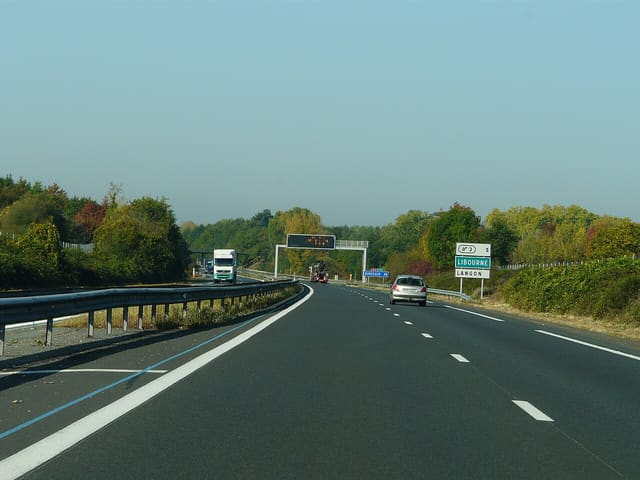 L'autoroute A62 en direction de Bordeaux, 3 km avant la sortie n° 3, France.