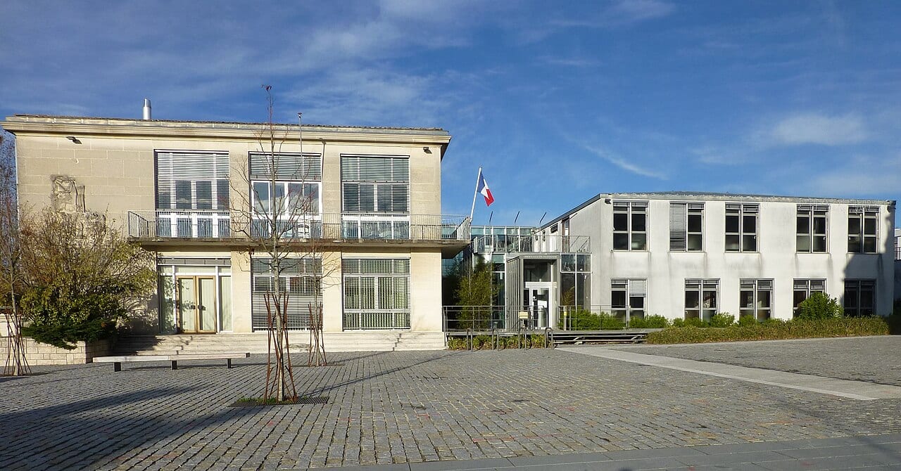 Eysines, Mairie depuis le parvis (janvier 2016)