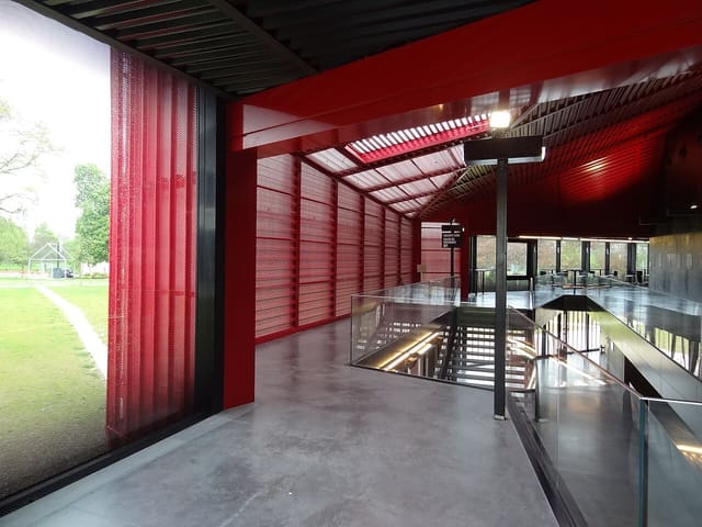 Le Rocher de Palmer à Cenon par B. Tschumi et V. Descharrières