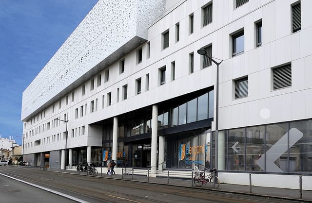 Vue de la façade de l'Institut Bergonié, depuis le cours de l'Argonne