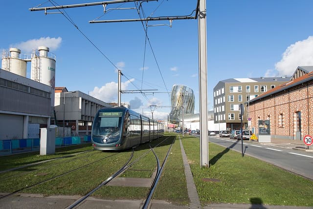 Tramway devant les anciennes usines Lessieur.