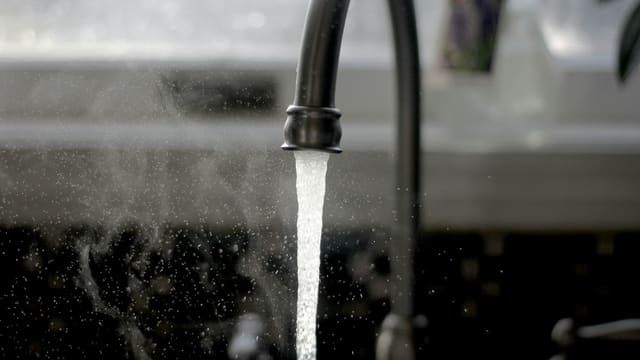 a faucet running water from a kitchen sink