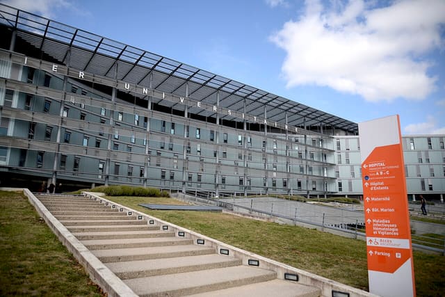 La façade sud du Centre hospitalier universitaire Dijon-Bourgogne en septembre 2017.