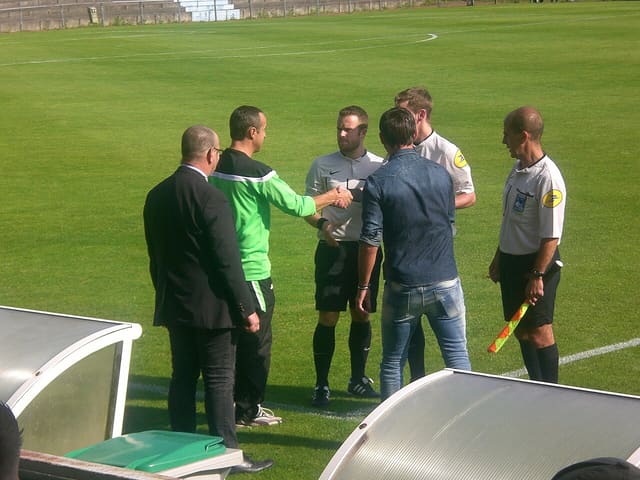 Poignées de main entre les entraîneurs et les arbitres du match RC Lens B / IC Croix, comptant pour la troisième journée du Championnat de France de football amateur (CFA), le 29 août 2015, au Stade F