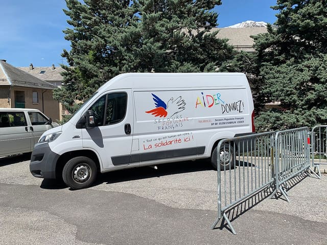 Camion du Secours Populaire à Embrun (mai 2021).