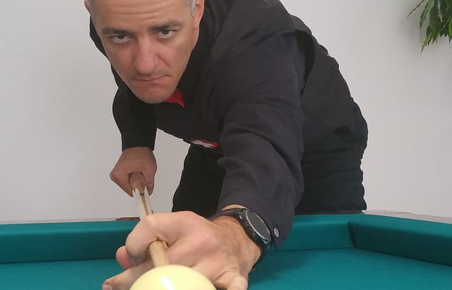 Le joueur de billard carambole suisse Xavier Gretillat, cinq fois champion d'Europe, à la table de billard en 2020.