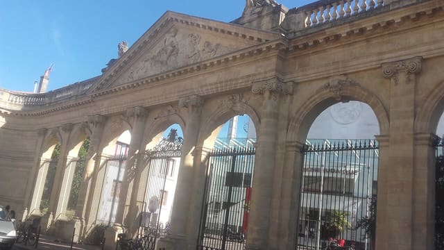 Portiques de l'ancienne école d'équitation abritant désormais la Piscine Judaïque, à Bordeaux, Gironde.