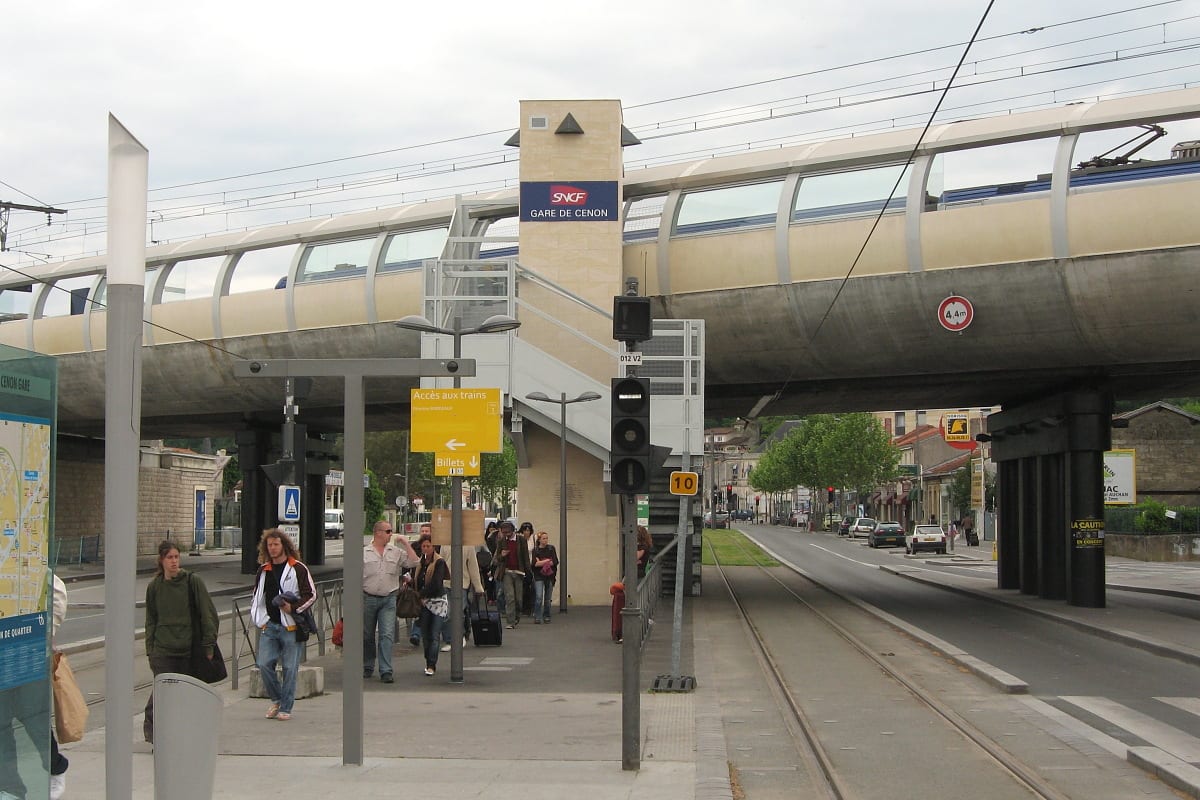 Vue de l'accès SNCF de la gare de Cenon depuis les quais du tramway.
