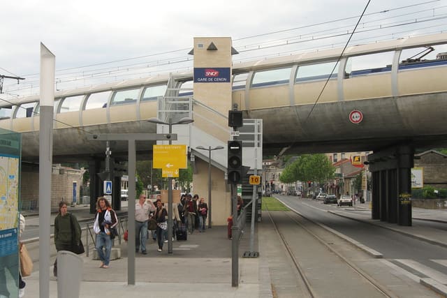 Vue de l'accès SNCF de la gare de Cenon depuis les quais du tramway.