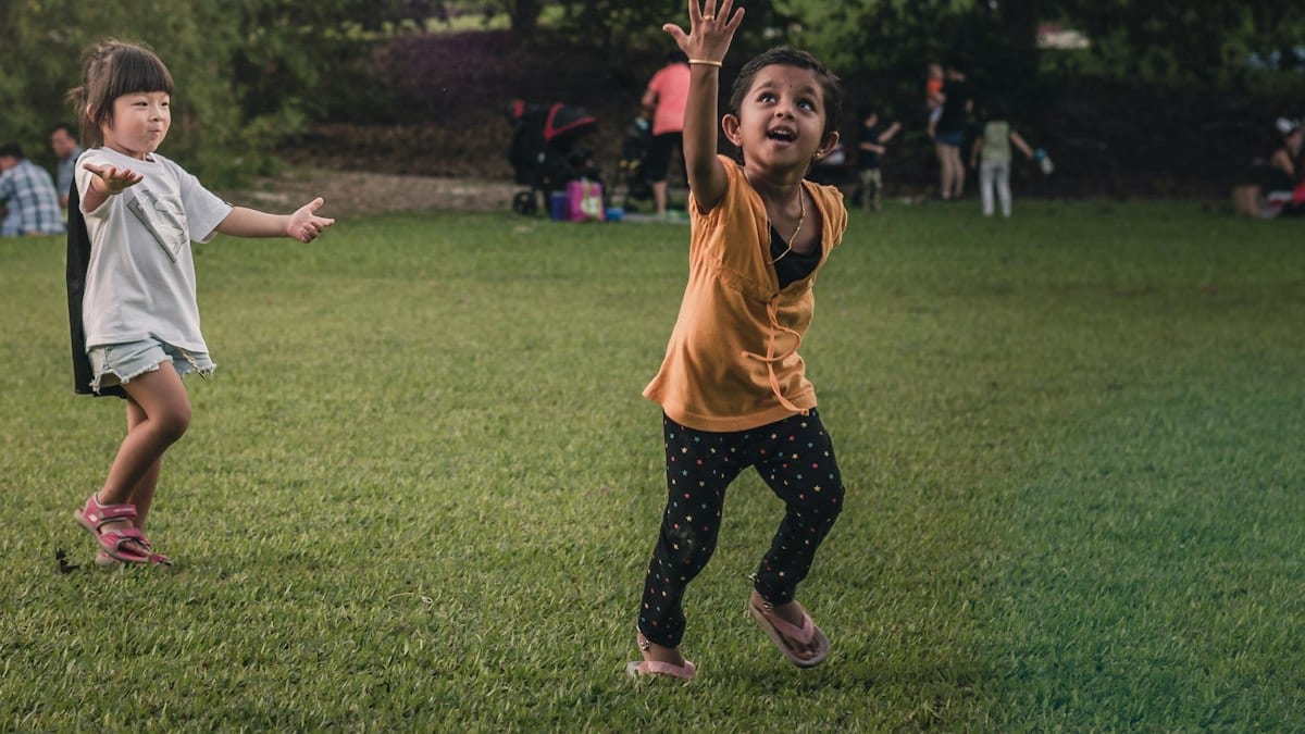 two girls playing balloon