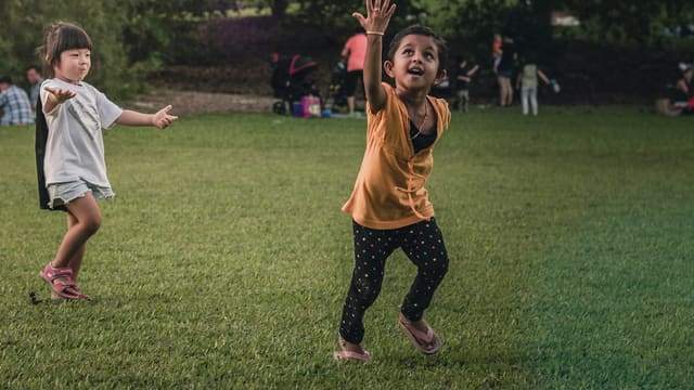two girls playing balloon
